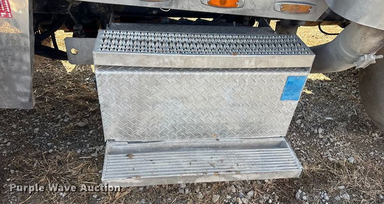 image for item EV2671 2000 Peterbilt 379 semi truck