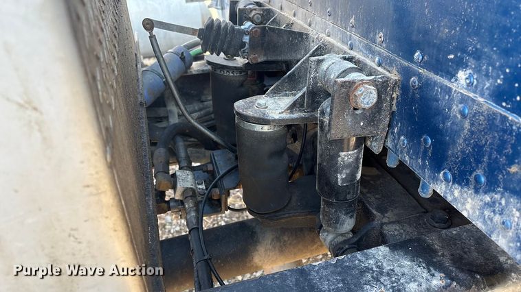 image for item EV2671 2000 Peterbilt 379 semi truck