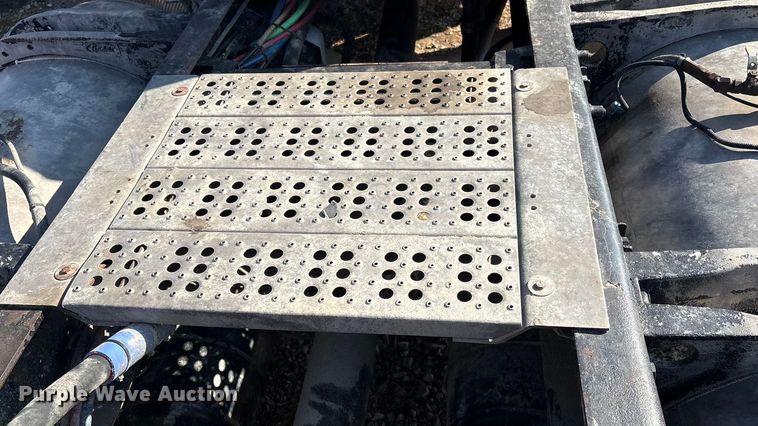 image for item EV2671 2000 Peterbilt 379 semi truck