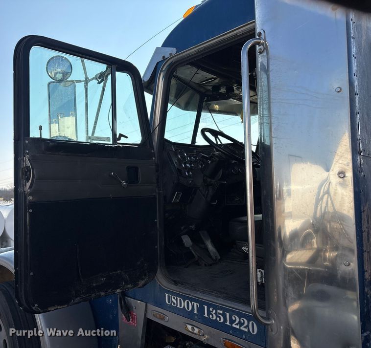 image for item EV2671 2000 Peterbilt 379 semi truck