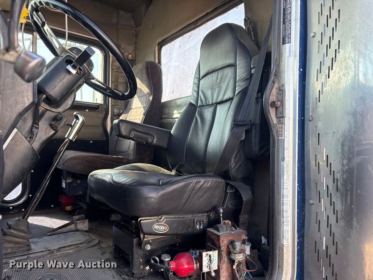 image for item EV2671 2000 Peterbilt 379 semi truck