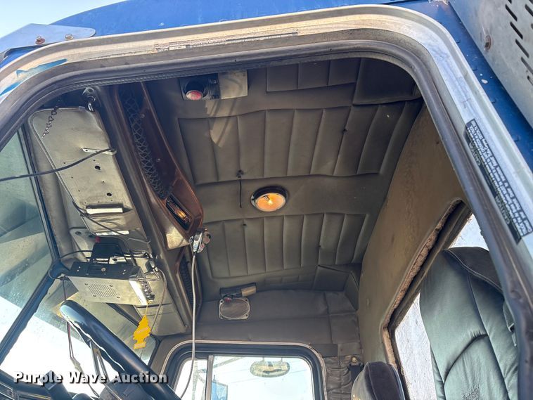 image for item EV2671 2000 Peterbilt 379 semi truck