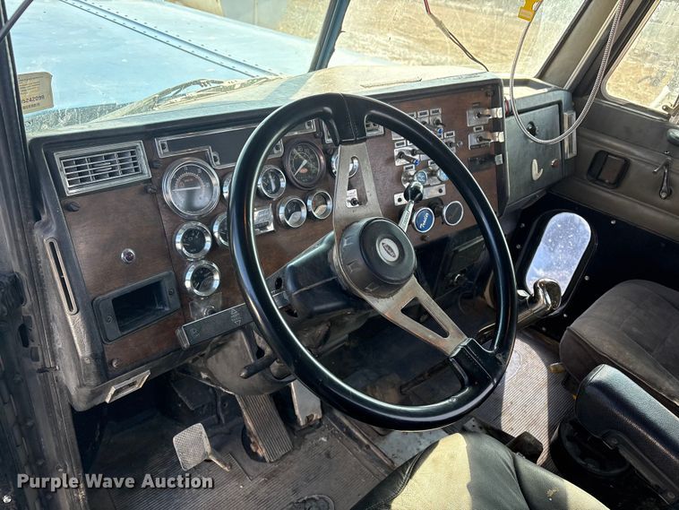 image for item EV2671 2000 Peterbilt 379 semi truck