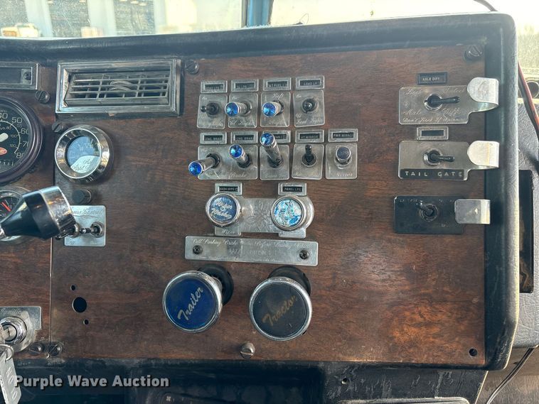 image for item EV2671 2000 Peterbilt 379 semi truck