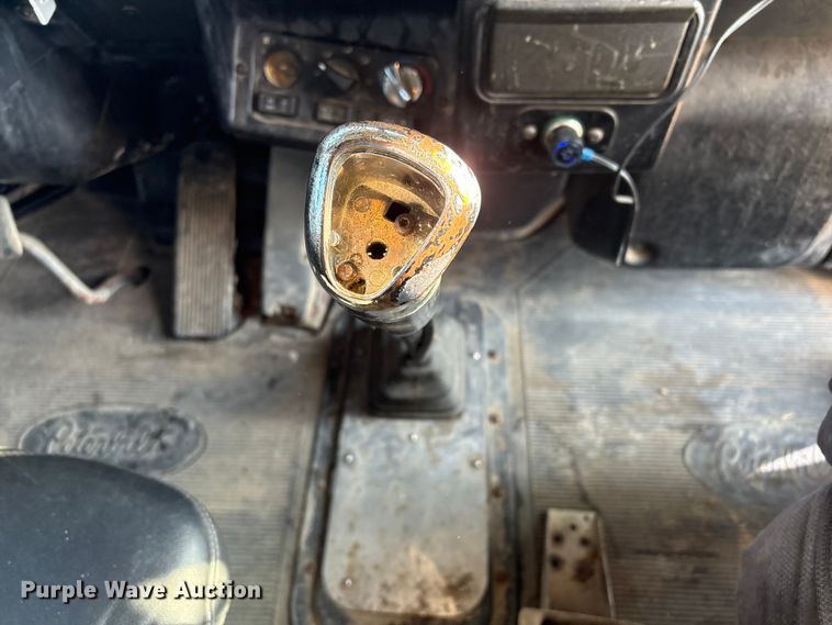 image for item EV2671 2000 Peterbilt 379 semi truck