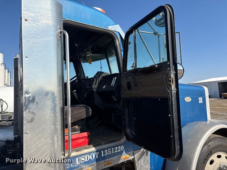image for item EV2671 2000 Peterbilt 379 semi truck