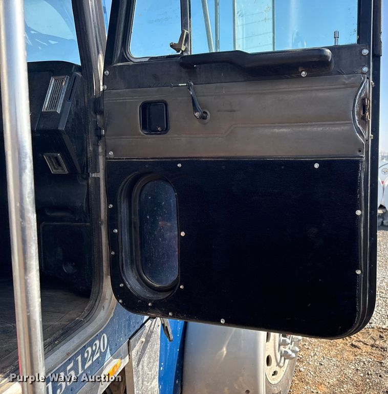 image for item EV2671 2000 Peterbilt 379 semi truck