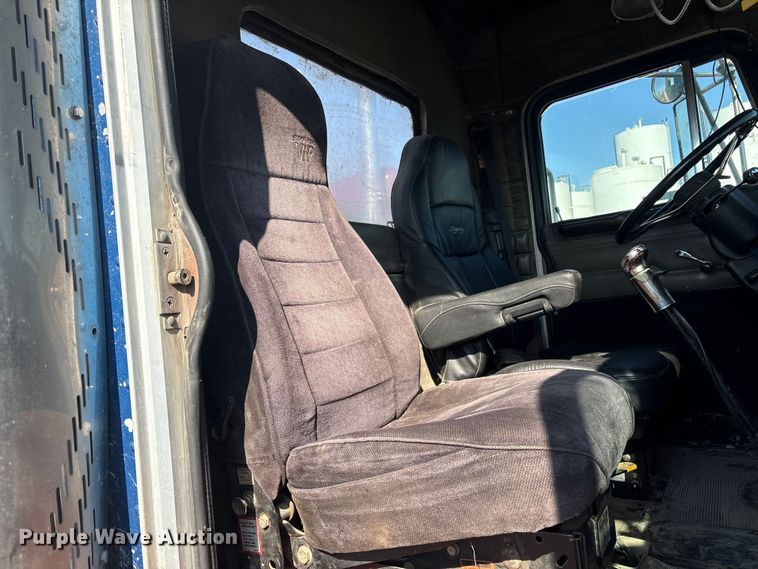 image for item EV2671 2000 Peterbilt 379 semi truck