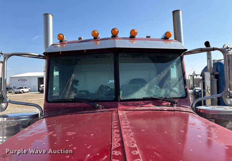 image for item EV2672 2005 Peterbilt 379 semi truck