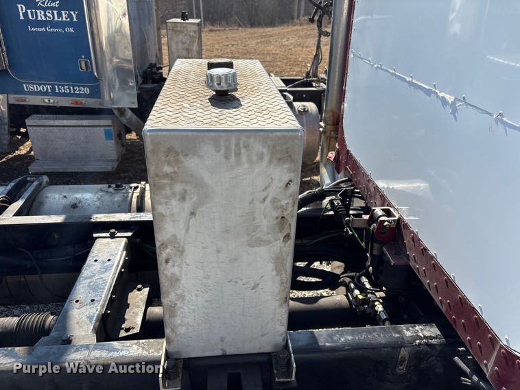 image for item EV2672 2005 Peterbilt 379 semi truck