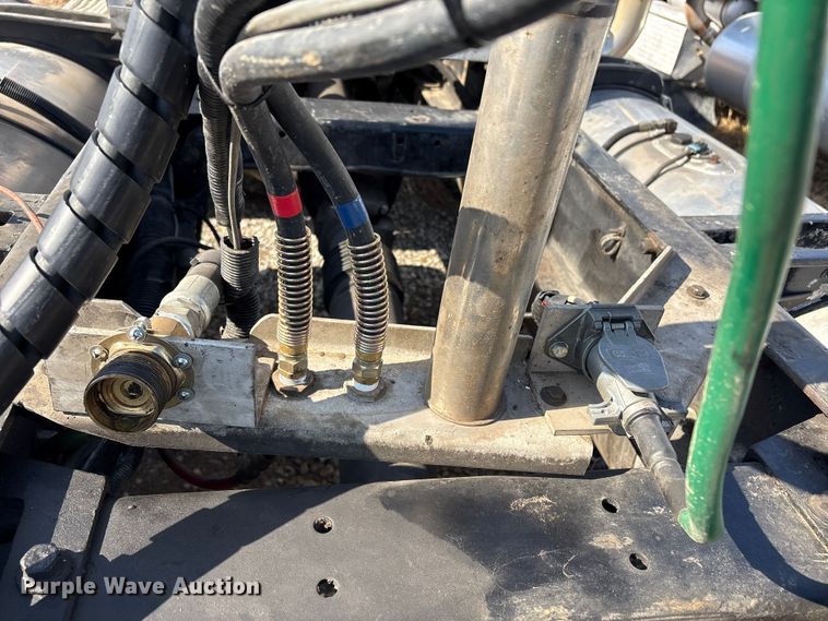 image for item EV2672 2005 Peterbilt 379 semi truck