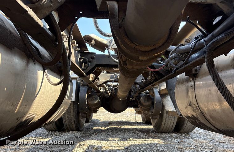 image for item EV2672 2005 Peterbilt 379 semi truck