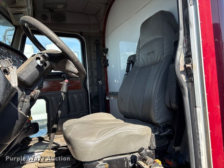 image for item EV2672 2005 Peterbilt 379 semi truck