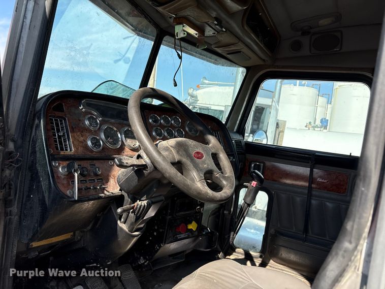 image for item EV2672 2005 Peterbilt 379 semi truck