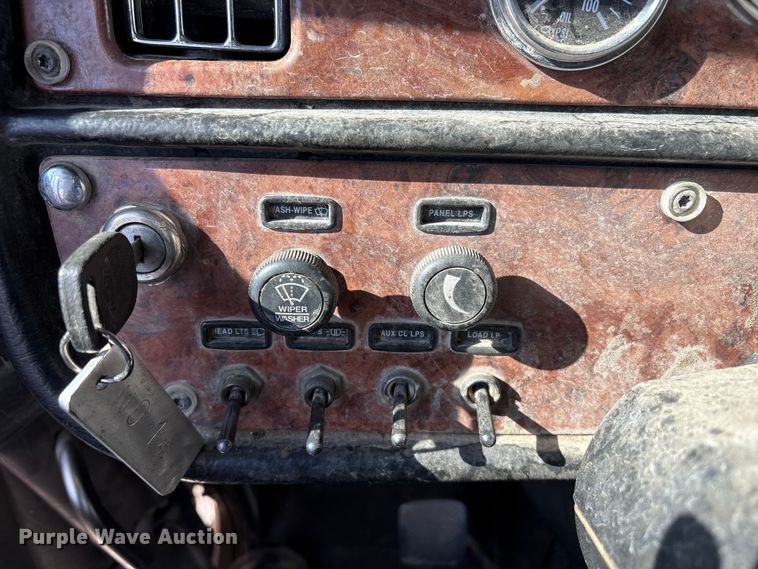 image for item EV2672 2005 Peterbilt 379 semi truck