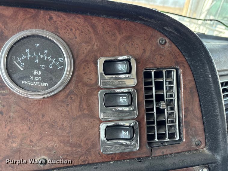 image for item EV2672 2005 Peterbilt 379 semi truck