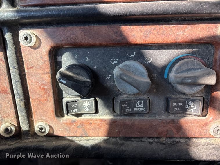 image for item EV2672 2005 Peterbilt 379 semi truck