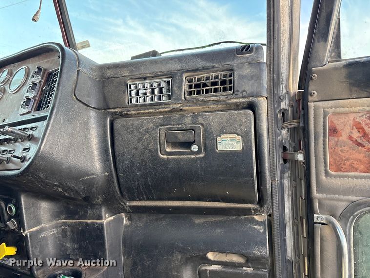 image for item EV2672 2005 Peterbilt 379 semi truck