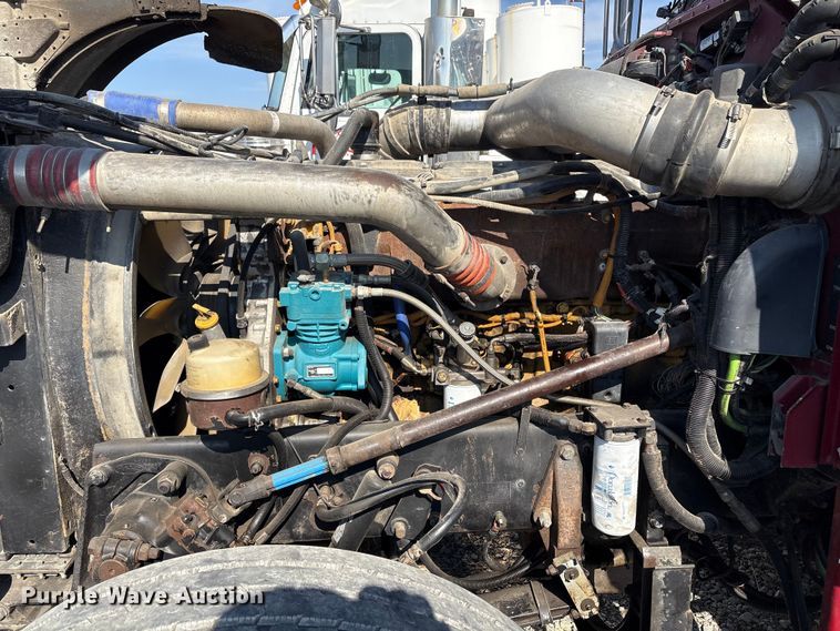 image for item EV2672 2005 Peterbilt 379 semi truck