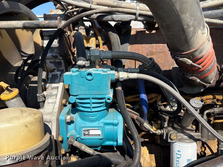 image for item EV2672 2005 Peterbilt 379 semi truck