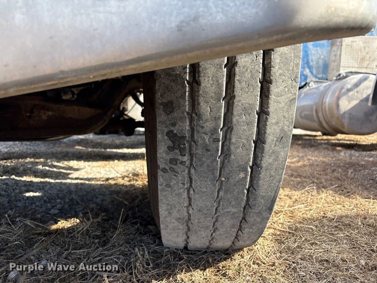 image for item EV2672 2005 Peterbilt 379 semi truck