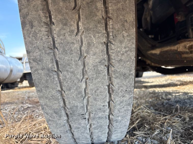 image for item EV2672 2005 Peterbilt 379 semi truck