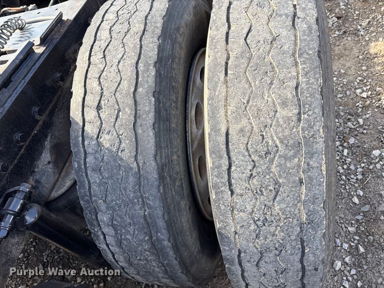 image for item EV2672 2005 Peterbilt 379 semi truck