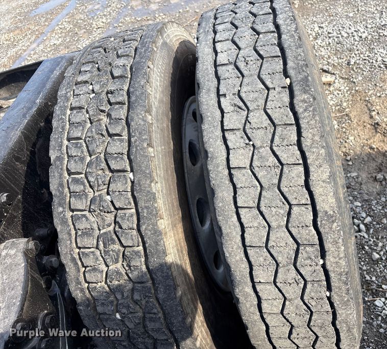 image for item EV2672 2005 Peterbilt 379 semi truck