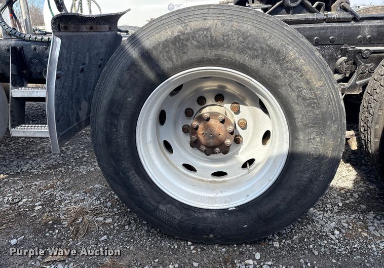 image for item EV2672 2005 Peterbilt 379 semi truck