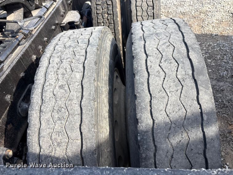 image for item EV2672 2005 Peterbilt 379 semi truck