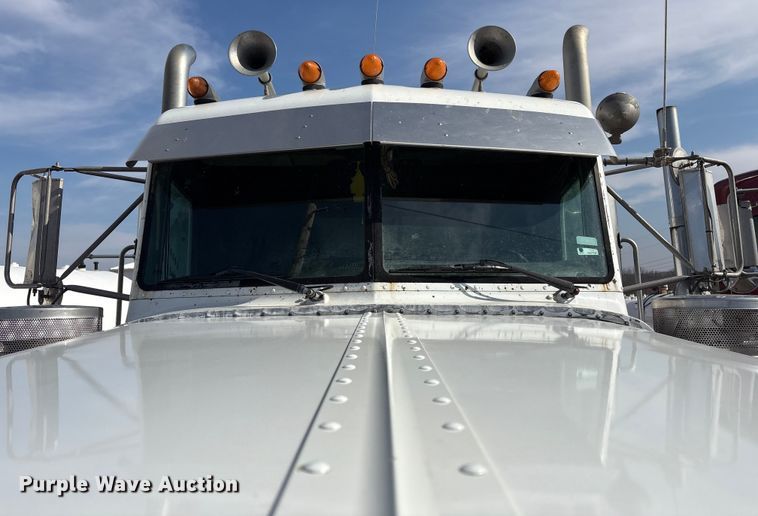 image for item EV2673 2000 Peterbilt 379 semi truck