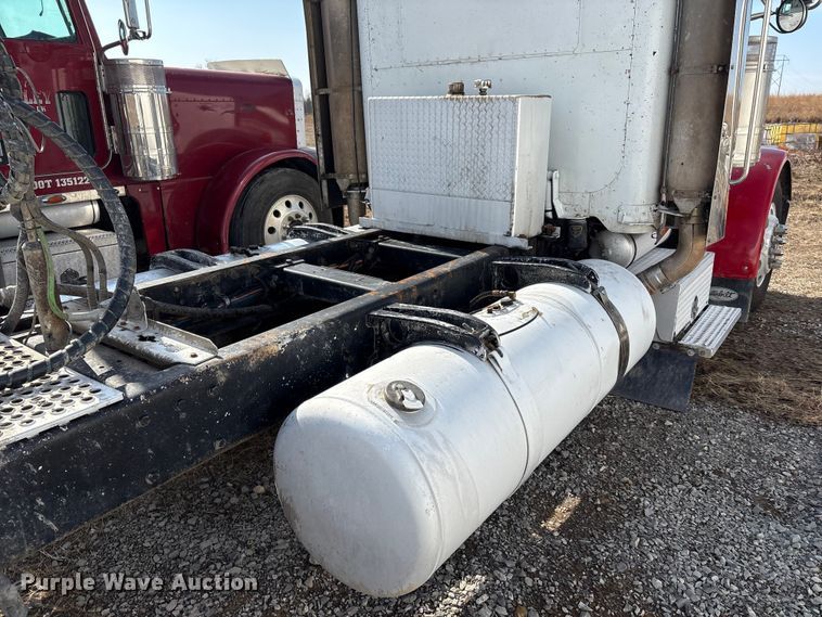 image for item EV2673 2000 Peterbilt 379 semi truck