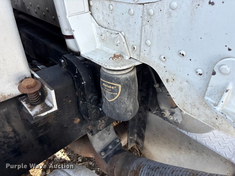 image for item EV2673 2000 Peterbilt 379 semi truck