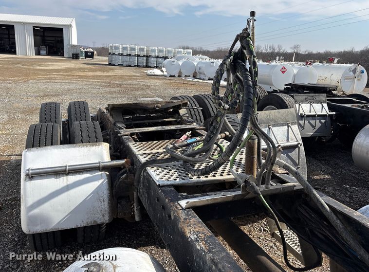 image for item EV2673 2000 Peterbilt 379 semi truck