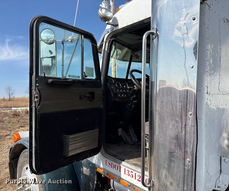 image for item EV2673 2000 Peterbilt 379 semi truck