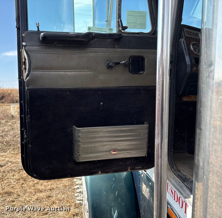 image for item EV2673 2000 Peterbilt 379 semi truck