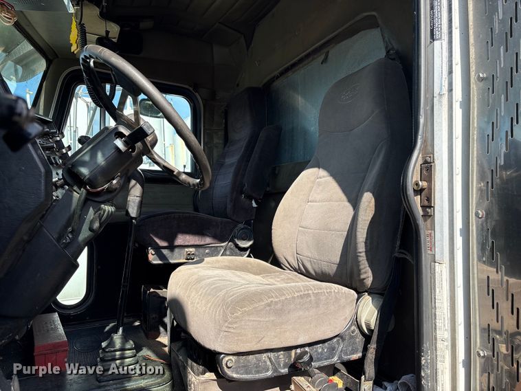 image for item EV2673 2000 Peterbilt 379 semi truck