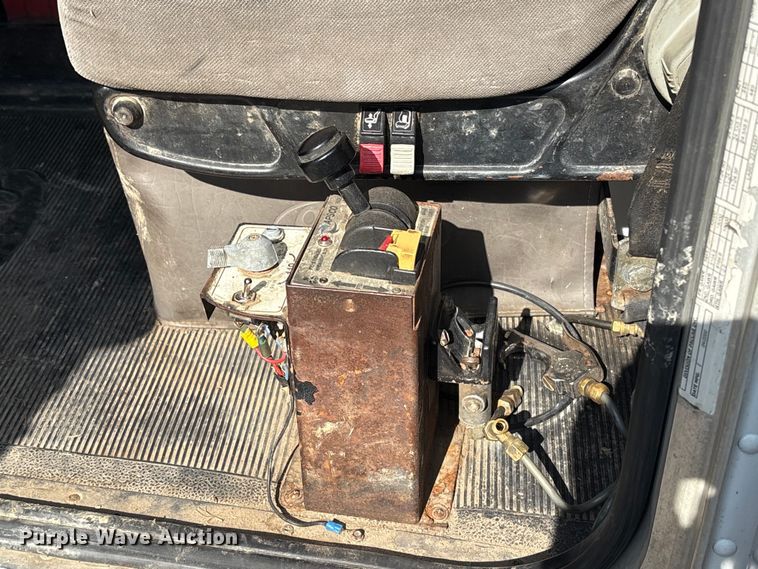 image for item EV2673 2000 Peterbilt 379 semi truck