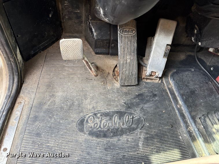 image for item EV2673 2000 Peterbilt 379 semi truck