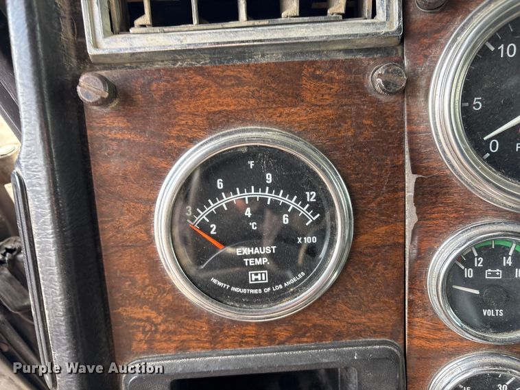 image for item EV2673 2000 Peterbilt 379 semi truck