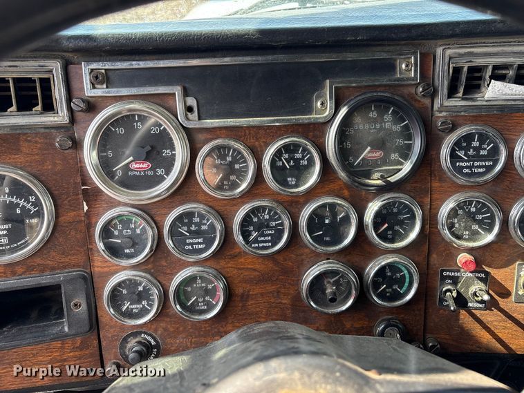 image for item EV2673 2000 Peterbilt 379 semi truck