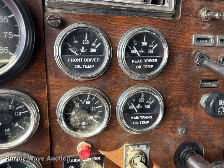 image for item EV2673 2000 Peterbilt 379 semi truck