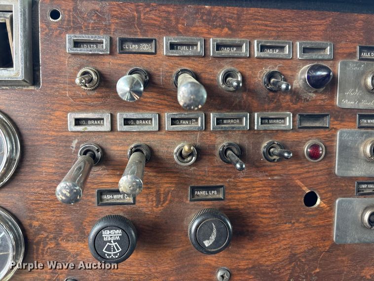 image for item EV2673 2000 Peterbilt 379 semi truck