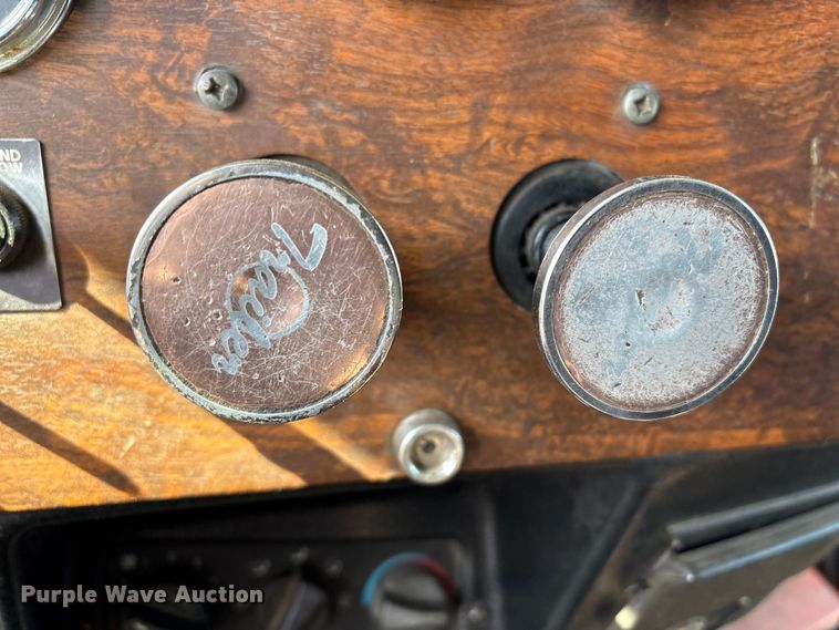 image for item EV2673 2000 Peterbilt 379 semi truck