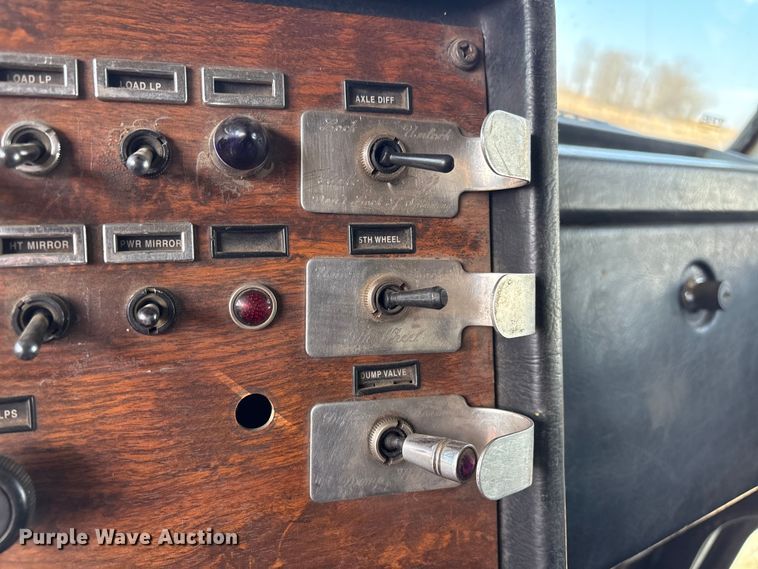 image for item EV2673 2000 Peterbilt 379 semi truck