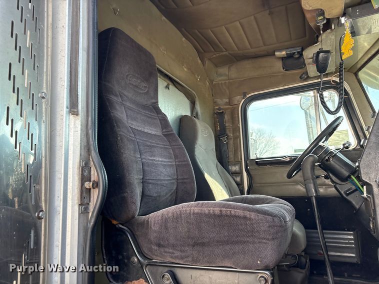 image for item EV2673 2000 Peterbilt 379 semi truck