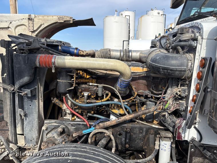 image for item EV2673 2000 Peterbilt 379 semi truck