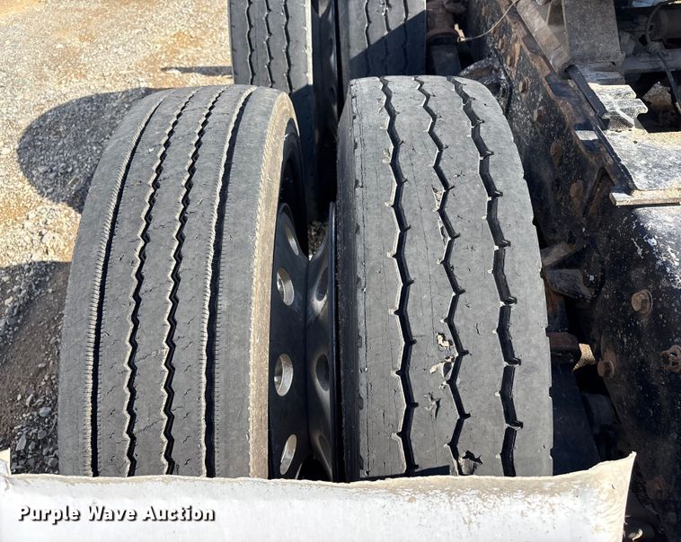 image for item EV2673 2000 Peterbilt 379 semi truck