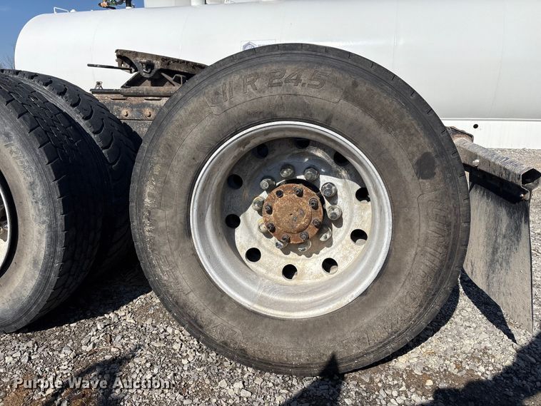 image for item EV2673 2000 Peterbilt 379 semi truck