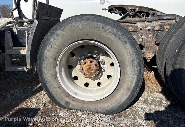 image for item EV2673 2000 Peterbilt 379 semi truck